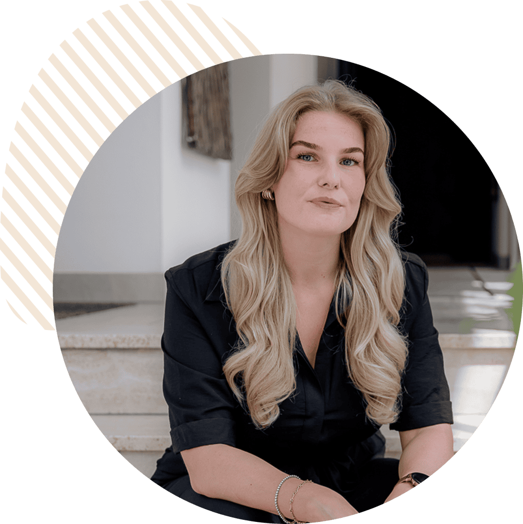 Zilveren vrouw met lange blonde haar zittend op een trap, welzijn en groei op de werkplek, professionele consultatie, zelfontwikkeling, werkplezier, tevredenheid, coaching.