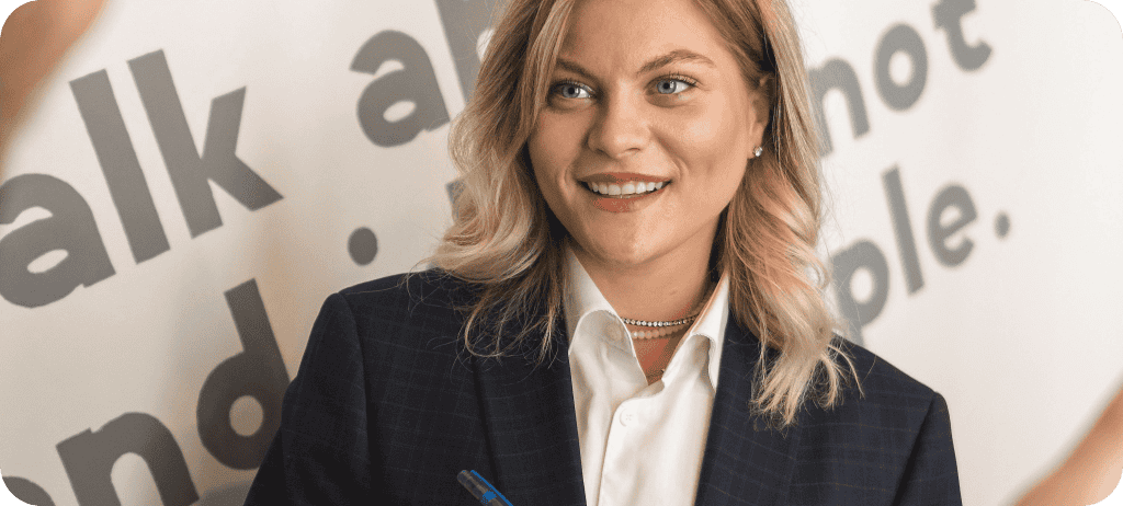 Inspirerende vrouw in zakelijke setting die werkplezier en groei bevordert, met focus op professionele ontwikkeling en positieve werkcultuur.