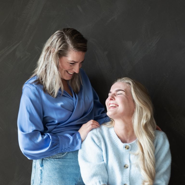 Ontwikkeling op de werkvloer met gelukkige collega's die plezier en groei uitstralen.