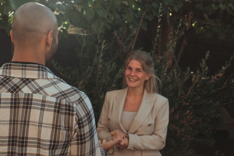 Verhouding tussen mens en werk, communicatie en groei in werkomgeving, werknemers die samenwerken en plezier hebben.