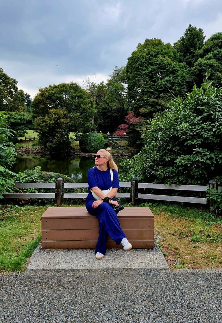 Kleurrijke rustgevende tuin met waterpartij en groen landschap, perfecte omgeving voor werkplezier en groei.